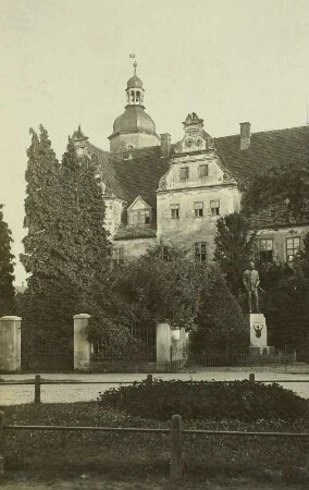 Wermsdorf, Jagdschloß mit König-Albert-Denkmal : Wermsdorf. Jagdschloss Wermsdorf. Ansicht mit König-Albert-Denkmal (1908; Georg W. Bernkopf)