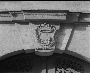 Dresden-Neustadt, Rähnitzgasse 17 (1710, 1924; J. W. Riemer). Portal, Schlußstein