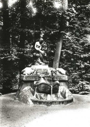 Meiningen, Bechstein-Brunnendenkmal : Meiningen. Ludwig-Bechstein-Denkmal im Englischen Garten