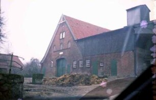 Bünningstedt: Dorfstraße: Bauernhaus: links Giebelseite Wirtschaftstrakt mit Scheunentor: rechts Querbau Stalltrakt: vorne Hof, Misthaufen