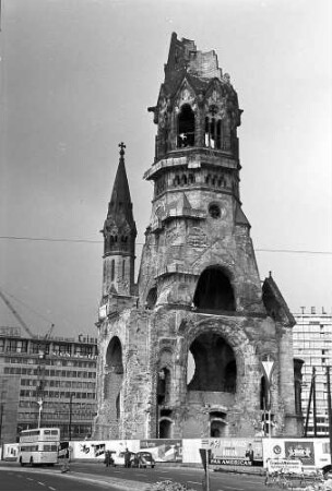 Berlin: Ruine der Gedächtniskirche; von der Tauentzienstraße; ohne Vordergrund