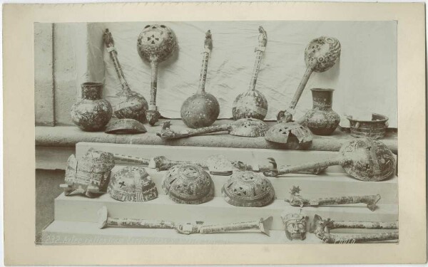 Divers objets en terre cuite, principalement des bols et des cuillères.