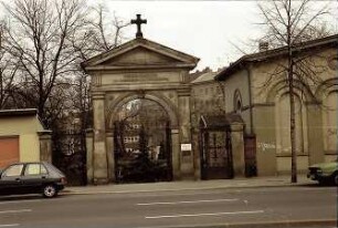 Berlin: Friedhof der Jerusalem- und Neuen Gemeinde; Eingangstor Mehringdamm