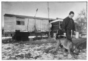 Mann mit Hund, im Hintergrund Wohnwagen (Prämiertes Foto Sonderthema: Lebenskunst und Lebenskünstler)