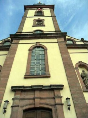 Kirchturm von Süden (Neubau 1784 von Langhaus und Kirchturm auf romanisch-gotischem Vorgänger - letzterer als eingezogener Frontturm)