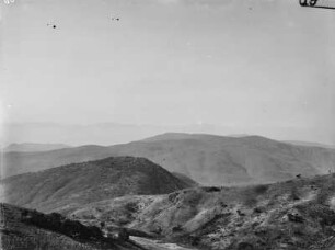 Landschaft : Blick von einer Anhöhe in das Tal und auf die bergige Umgebung
