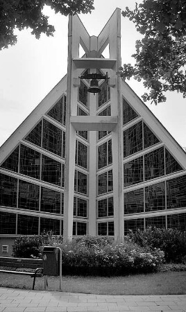 Friedhof mit Friedhofskapelle; Schwalbach, Sauerbornswald (Limesstadt)