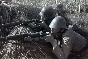 Deutsche und Rumänischer Soldat, liegend nebeneinander