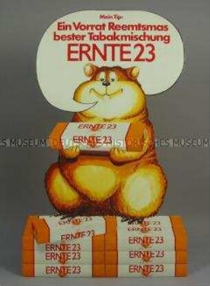 Werbeschild mit Werbeaufdruck für "ERNTE 23"-Zigaretten (Motiv: Bieber)
