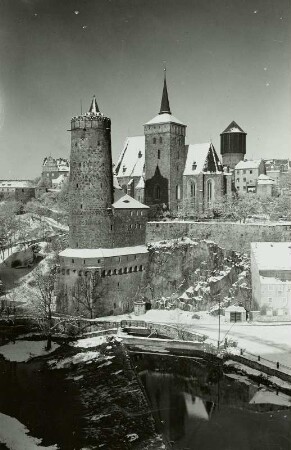 Bautzen, Alte Wasserkunst und Michaeliskirche. Ansicht vom linken Spreeufer