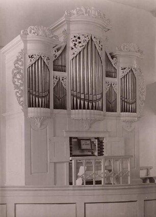 Zweimanualige Orgel op. 34, Crostau : Silbermann, Gottfried: Zweimanualige Orgel II/20 op. 34 (1731-1732; G. Silbermann, Fassung wohl noch J. C. Buzäus). Ansicht mit geöffnetem Spielschrank. Crostau, Dorfkirche