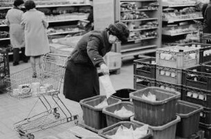 Frau mit Milchtüte. Konsum-Kaufhalle "Neustädter Markt"