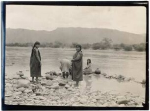 Mataco-Frauen am Río Pilcomayo bei der Mission San Antonio bei Villamontes