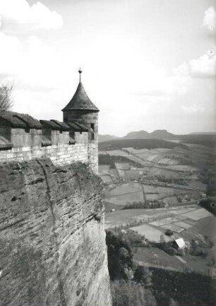 Königstein. Festung. Östlicher Wachturm (nach 1600). Ansicht von Westen gegen Papststein, Gohrisch und Kleinen Zschirnstein