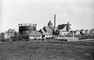 Gaswerk: Lübecker Straße: Blick von Südwesten: mit Gasometer, Kraftwerk, Schornstein: davor Gewächshäuser der Gärtnerei Lichtenberg: vorne Weide