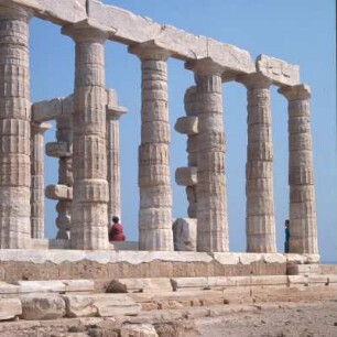 Kap Sunion, Poseidon-Tempel, Säulen und Antenpfeiler des marmornen Poseidon-Tempels, ehemals 6:13 Säulen, nach 448 v. Chr.