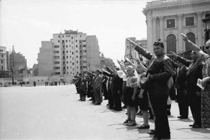 Bukarest: Rumäniens Befreiung seiner Gebiete, Absingen der Nationalhymne, Schlossplatz (Palatul Regal)