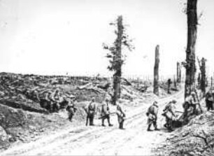Französische Soldaten überqueren eine Straße
