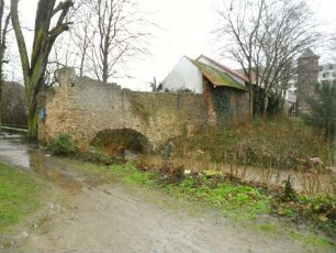 Stadtbefestigung-Stadtmauer im Norden (am Schloßpark Fechenbach)-Bachsprung über die Gersprenz von Feldseite (um 1220-ursprünglich mit Eisengitter gesichert-Wehrgang im 18 Jh abgetragen)