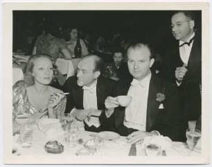 Marlene Dietrich (Los Angeles, zirka 1935 - 1939) (Materialtitel)