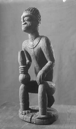 Sitzende Figur