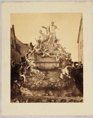 Die zentrale Figurengruppe des barocken Neptunbrunnens im Garten des ehemaligen Palais Brühl-Marcolini, heutiges Krankenhaus Dresden-Friedrichstadt, 1745 durch Lorenzo Mattielli nach Plänen von Zacharias Longuelune errichtet