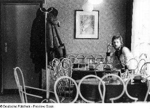 Junger Mann im HO-Café "Mokka-Perle"