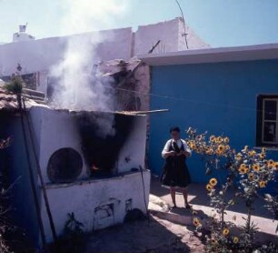 Embonas (Rhodos). Backofen. Bäuerin in Tracht mit Handspindel. E70