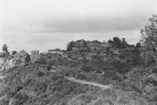 Kloster auf dem Monte Bizen : Felsige Landschaft mit Gebäuden. Blick auf die Klosteranlage