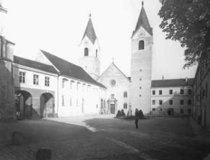 Freising, Dom St. Maria und Korbinian, Westfassade, links daneben Johanniskirche