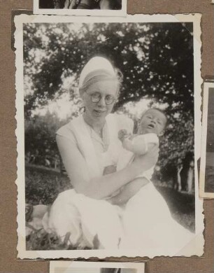 Christiane Zimmers Sohn Clemens mit dem Kindermädchen auf einer Wiese