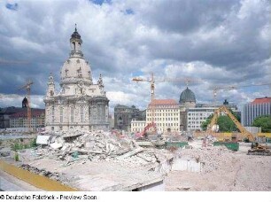 Frauenkirche : Abriß des Erweiterungsbaus des Polizeigebäudes (erb. 1976-1979; G. Fischer, M. Fasold). Blick aus dem 2. Obergeschoß des Stadtmuseums über die Baustelle gegen die Frauenkirche, das Coselpalais und die Kuppel des Ausstellungsgebäudes des Sächsischen Kunstvereins