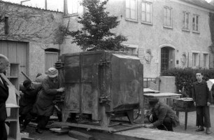 Freiburg: Umzug des Keramikofens, Aufladen in der Hansjakobstraße