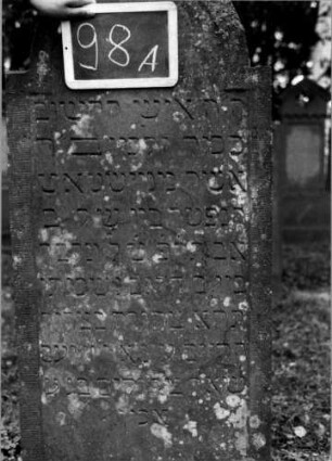 Grabstein 98 (Index: 100111203) Material: Sandstein Zustand: gut Maße HxBxT: 144x62x15 cm Beschreibung: Stele, eingezogener Rundbogenabschluß, Schriftfeld eingetieft: Grabstein 98A
