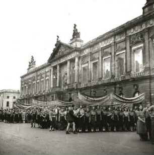 Berlin. Demonstration zum I. Nationalkongreß der Nationalen Front des demokratischen Deutschlands Unter den Linden. Blick gegen Ruine des Zeughauses