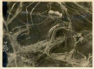 Foto des zwischen Minaucourt und Courtémont gelegenen Römer-Berges (Luftbild)