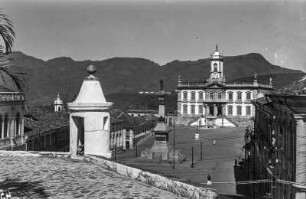 Ouro Preto : Blick von der Bergakademie in Ouro Preto auf das Gebäude der Präfektur.