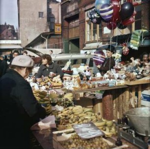 Hamburg. Altona. Flohmarkt auf dem Gelände des Fischmarktes. Obst wird neben Spielzeug gehandelt