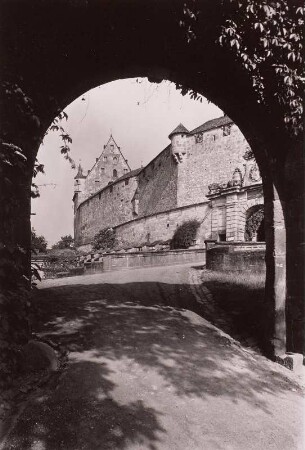 Veste Coburg : Coburg. Veste Coburg. Blick aus einem Torbogen nach Südosten auf Ringmauer und Giebel des Hohen Hauses