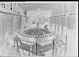 Staustufe Garstadt. Kraftwerk. Inneres der Kraftwerkshalle während der Montagearbeiten.