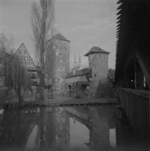 Nürnberg. Weinstadel (15. Jh.), Wasserturm und Henkersteg, Blick über die Pegnitz