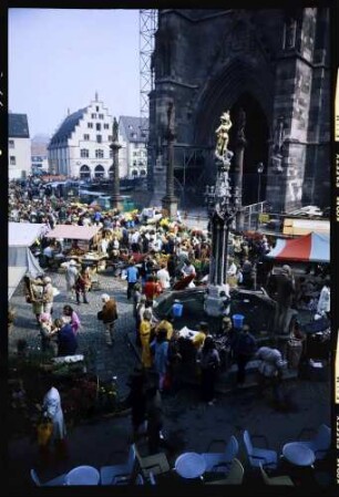 Freiburg: Münsterplatz von der Eisdiele, oben, Brunnen, Markt und Kornhaus