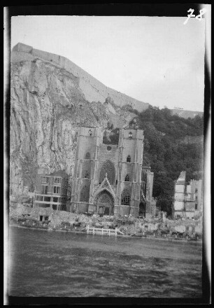 Dinant (Provinz Namur, Belgien): beschädigte Kirche Notre-Dame an der Maas (Gewässer) ("Maasübergang I. Armee-Korps")
