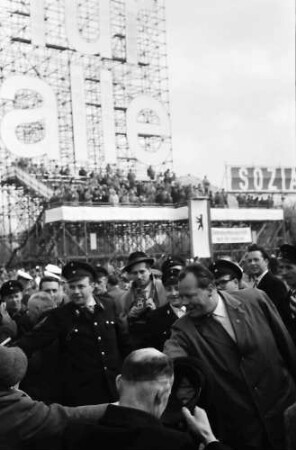 Berlin: Willy Brandt begrüßt Invaliden