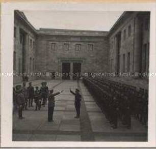 Vor der Auszeichnung von Betrieben mit der "Goldenen Fahne" der Deutschen Arbeitsfront in Berlin
