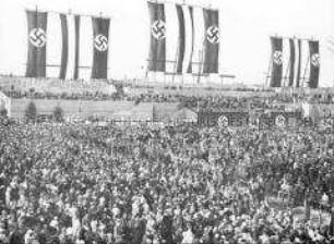 Nationalsozialistische Feier zum Ersten Mai in Berlin auf dem Tempelhofer Feld