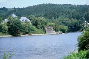 Stausee Hohenwarte, am Ufer Reste einer im Krieg zerstörten Brücke, dahinter Gasthof Linkenmühle