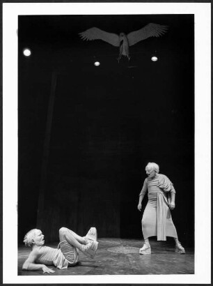 Bild einer Szene aus "Antigone", einer Studio-Inszenierung an der Hochschule für Schauspielkunst