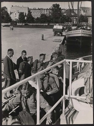 Die Mecklenburger Hitlerjugend geht an Bord des Schulschiffes "Hans Schemm"