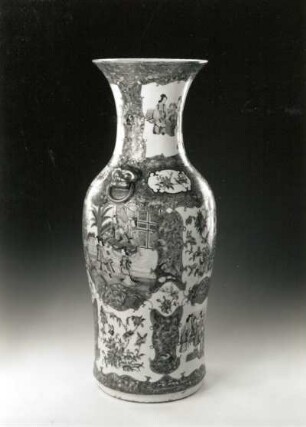 Vase mit zwei Tierkopf-Ringgriffen (China, 2. H. 19. Jh.; Porzellan; Aufglasurmalerei; Höhe 61 cm; Staatliche Kunstsammlungen Dresden (SKD)